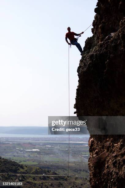 extreme winterklimmen - overhangend stockfoto's en -beelden