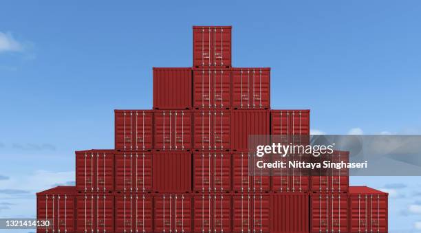 containers are arranged in a triangular shape. - shipping containers green red stock-fotos und bilder