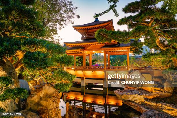 pabellón oriental y estanque en el jardín nan lian, hong kong - jardín japonés fotografías e imágenes de stock
