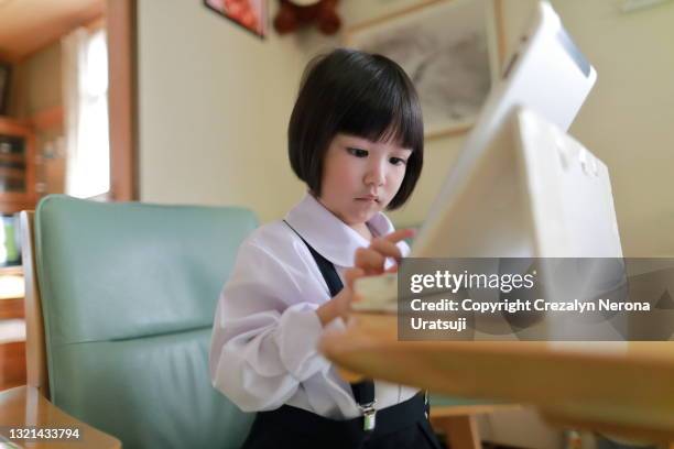 Hand Tapping On Table Hand Tapping Table Photos and Premium High Res Pictures - Getty Images