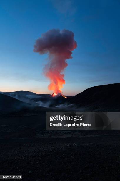volcano mushroom-shaped cloud, fagradalsfjall (geldingadalur), iceland - vulkaanlandschap stockfoto's en -beelden