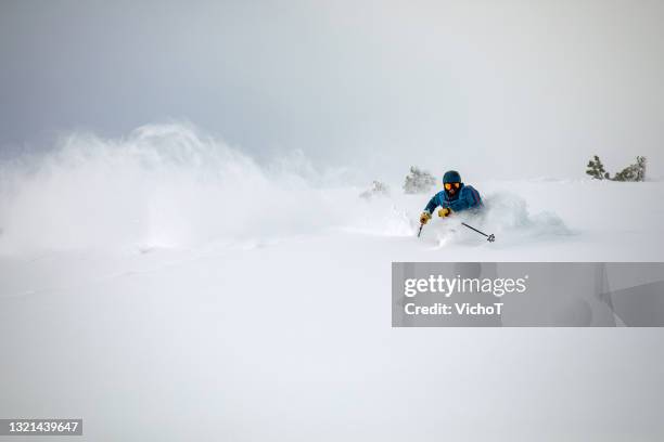 off-piste skier riding down in deep powder snow - esqui fora de pista imagens e fotografias de stock