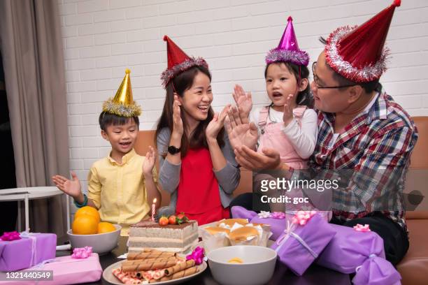asiatische familie feiert geburtstagsfeier für ihre schöne tochter zu hause - chinese birthday stock-fotos und bilder