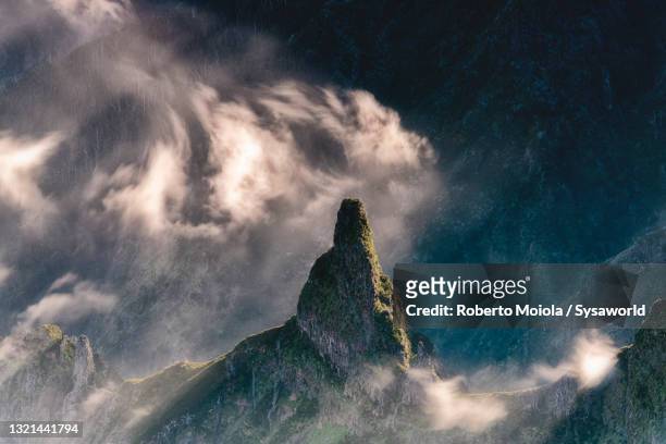 pico ruivo peak in the mist, madeira, portugal - pinnacle stockfoto's en -beelden