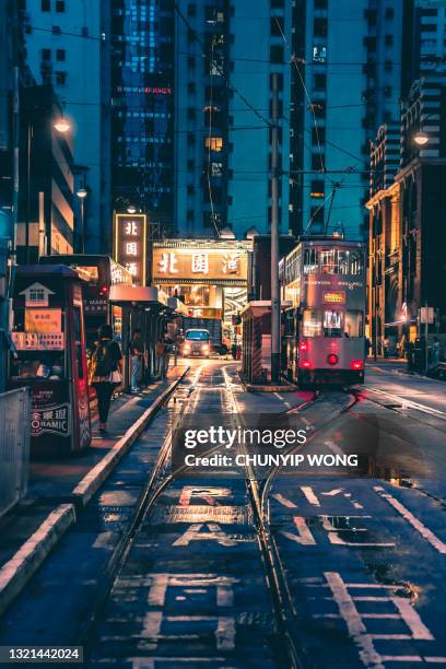 hong kong street szene in sheung wan straßenbahnweg - asien metropole nachtleben stock-fotos und bilder