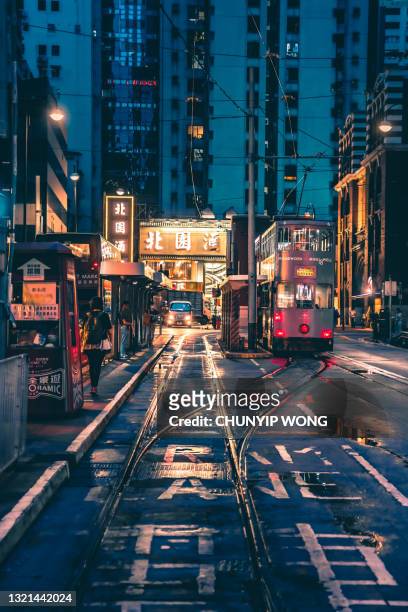 scena di strada di hong kong nel percorso della tramvia sheung wan - hong kong foto e immagini stock