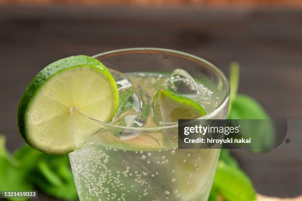 lime carbonated water - condensation on drinking glass stock pictures, royalty-free photos & images