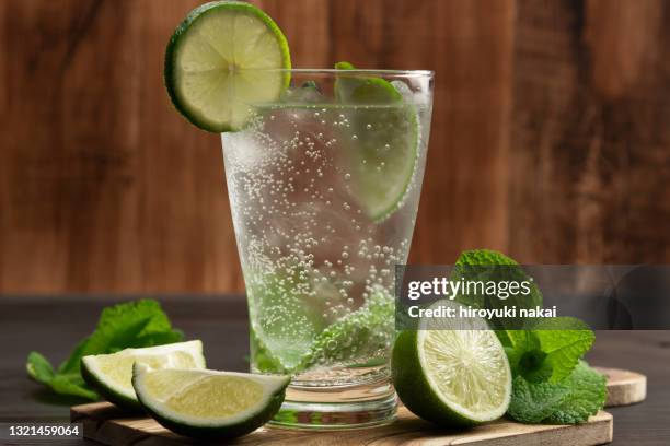 lime carbonated water - carbonated water fotografías e imágenes de stock