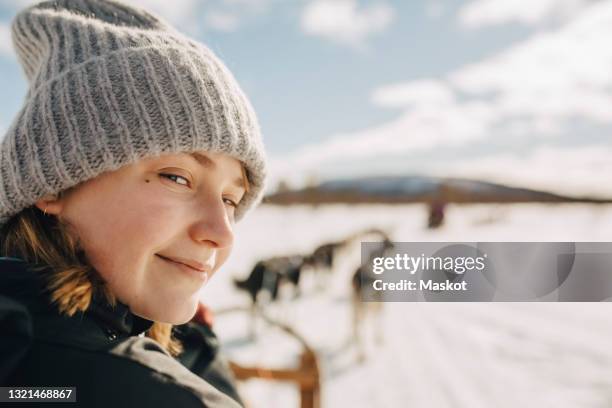 portrait of teenage girl wearing knit hat doing dogsledding during winter - kiruna 個照片及圖片檔