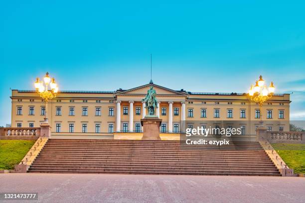 palácio real / oslo / palace square - palácio real de oslo - fotografias e filmes do acervo