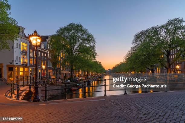 bridge on a canal in amsterdam at dusk - amsterdam dusk evening foto e immagini stock