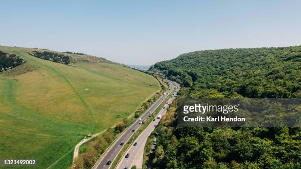 an aerial daytime view of a uk dual carriageway - stock photo - hampshire stockfoto's en -beelden