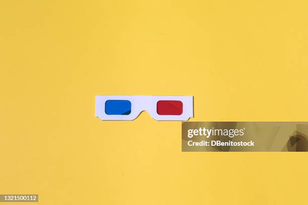 retro 3d glasses with blue and red plastic on yellow background - 3d glasses imagens e fotografias de stock