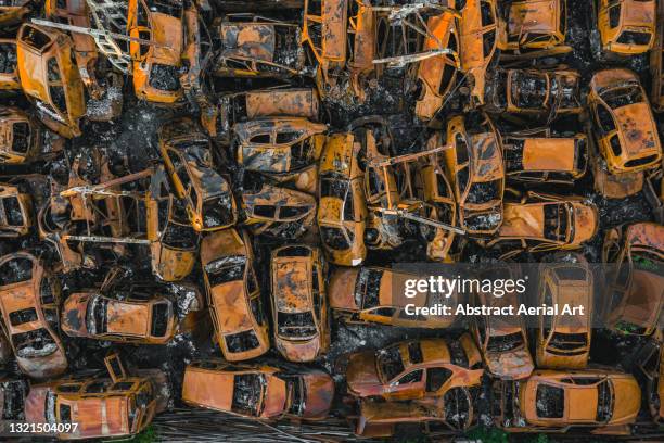 aerial view of a vehicle junkyard, middlesbrough, england, united kingdom - restos de un accidente fotografías e imágenes de stock