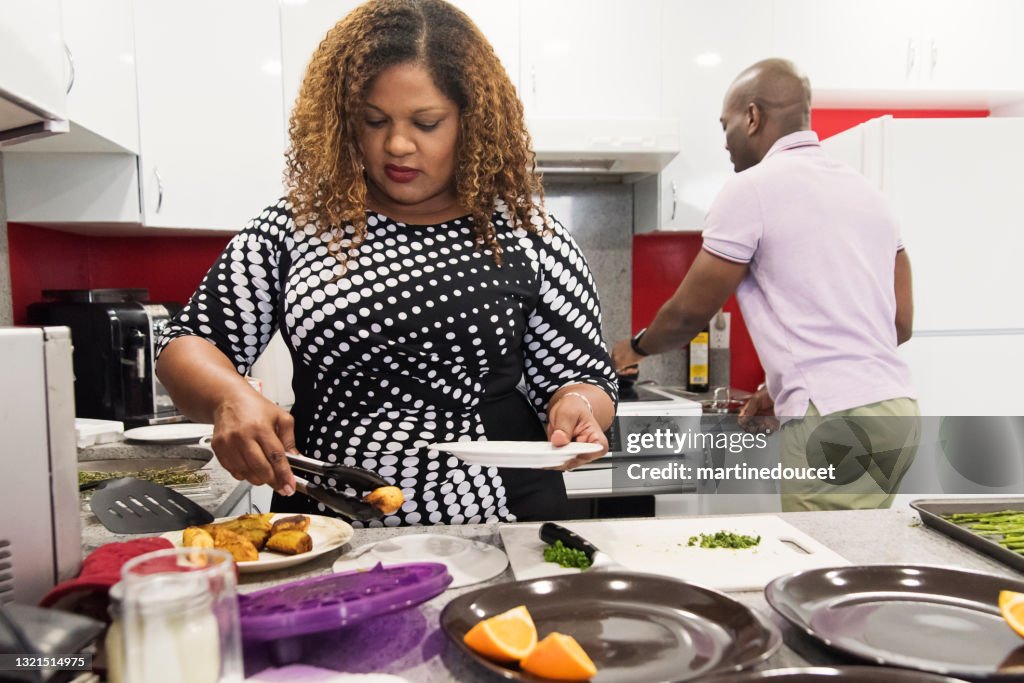 Reife afroamerikanische Paar Kochen Mahlzeit in der Küche.