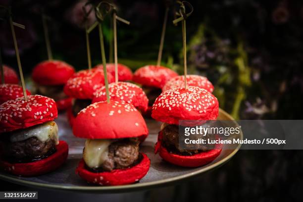 close-up of red food in plate - little burger fotografías e imágenes de stock