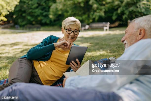 seniorenpaar beim picknick - tablet paar sommer stock-fotos und bilder
