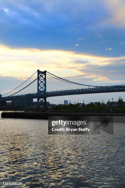 ben franklin bridge - camden new jersey stock pictures, royalty-free photos & images