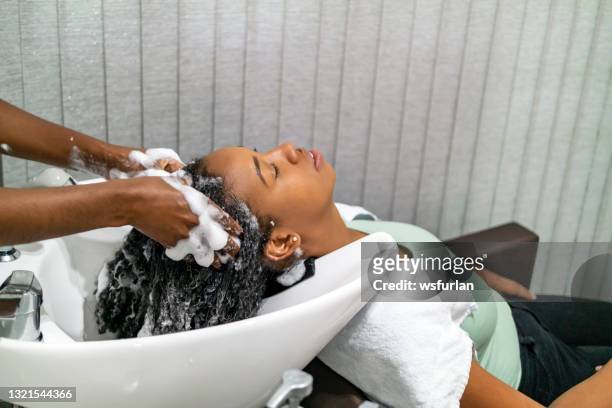 haar-stylist in brasilien. - washing hair stock-fotos und bilder