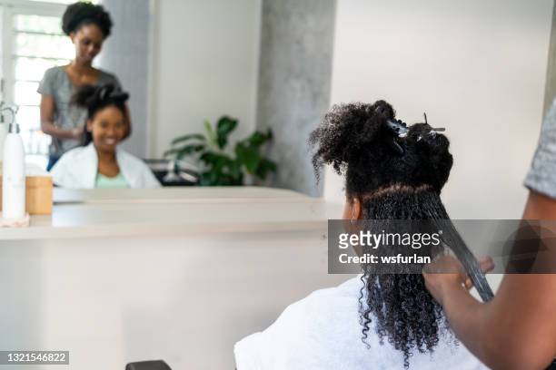 haarstylist in brazilië. - hairdressers black woman stockfoto's en -beelden