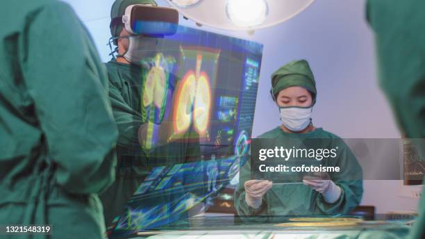 chirurgen mit vr und medical graphical user interface, innovation und medizintechnik konzept - neurosurgery stock-fotos und bilder