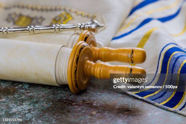 orthodox jewish objects with torah scroll - simchat torah stockfoto's en -beelden