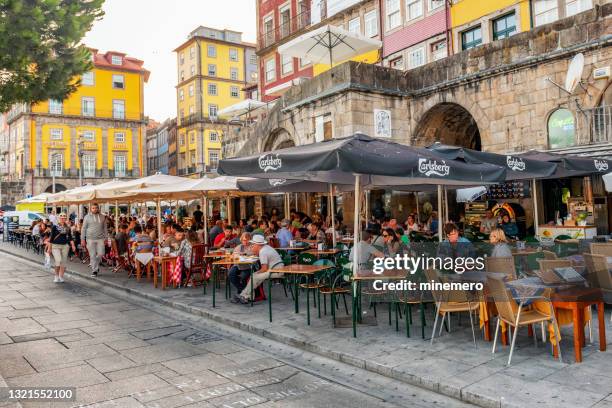 straßencafés und restaurants in ribeira, porto, portugal - porto portugal stock-fotos und bilder