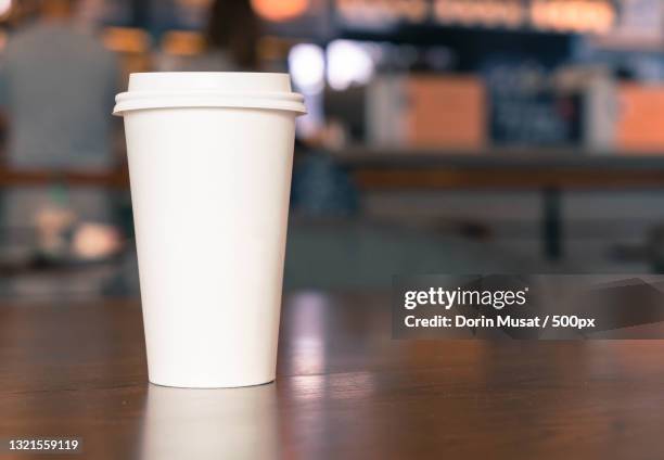 close-up of disposable cup on table - paper cup 個照片及圖片檔