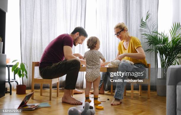 familie bonding: mama, papa und tochter verbringen qualität zeit - blond hair girl stock-fotos und bilder