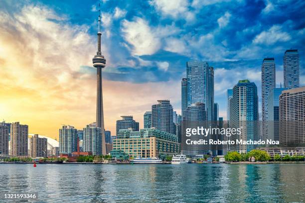 toronto city skyline, canada - ontario kanada fotografías e imágenes de stock