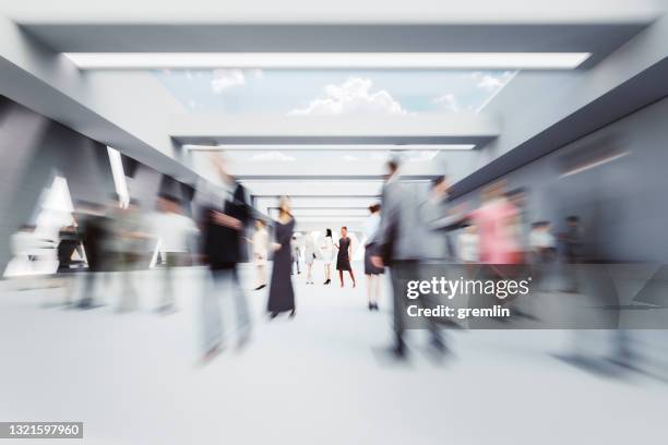 pessoas de negócios falando na sala do saguão do escritório - lobby - fotografias e filmes do acervo