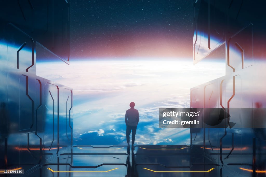 Toevallige mens die zich op ruimteplatform bevindt dat planeet Aarde let