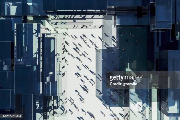 moderno edificio per uffici in vetro con uomini d'affari dall'alto - ripresa di drone foto e immagini stock