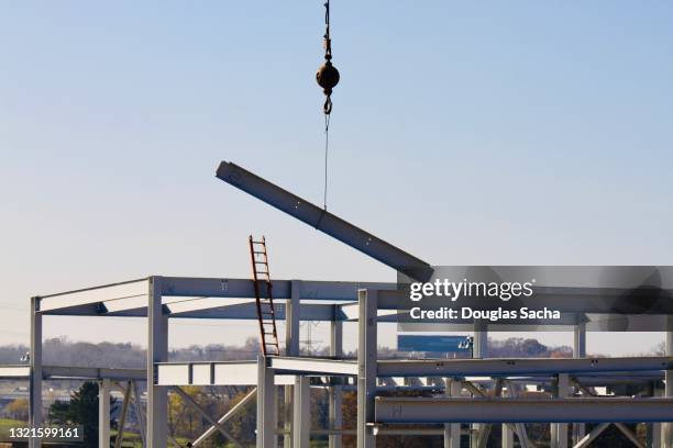 steel workers assembly the inner structure of a building - viga característica arquitectónica fotografías e imágenes de stock