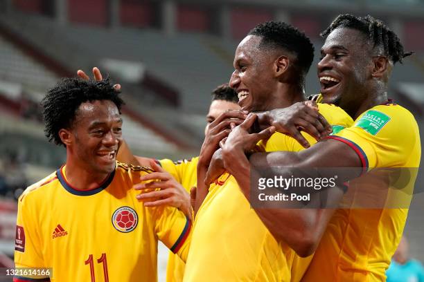 Yerry Mina of Colombia celebrates with teammates Duván Zapata and Juan Cuadrado after scoring the first goal of his team during a match between Peru...