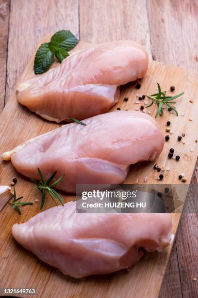 fresh chicken meat chicken fillet with spices on wooden table - kipfilet stockfoto's en -beelden