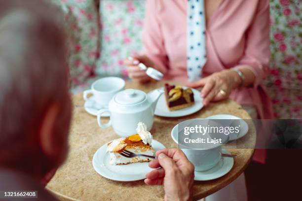 liebesritual - kuchen stock-fotos und bilder