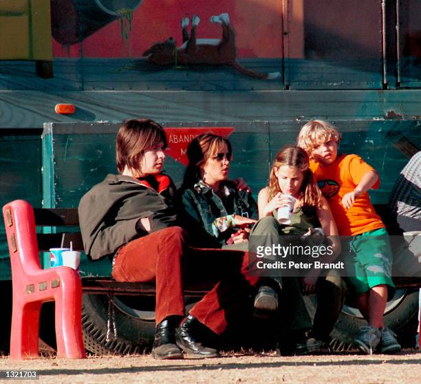 Lisa Marie Presley spends an afternoon with her fiance musician John Oszajca and her children Danielle and Benjamin at a carnival October 2000 in...