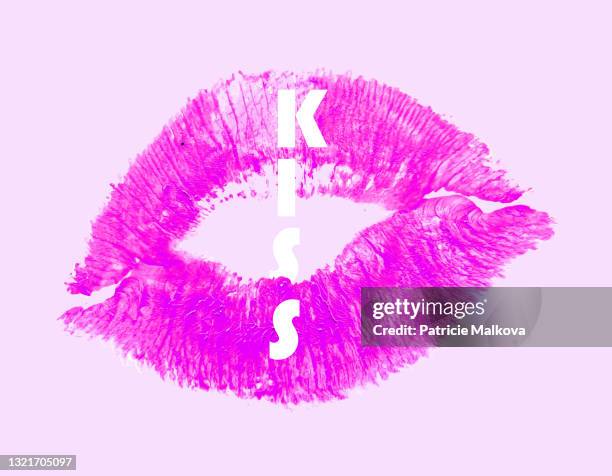 ilustraciones, imágenes clip art, dibujos animados e iconos de stock de vector pink labial beso, labios de las mujeres, fondo de amor, cosméticos, composición de maquillaje - especialistas en maquillaje
