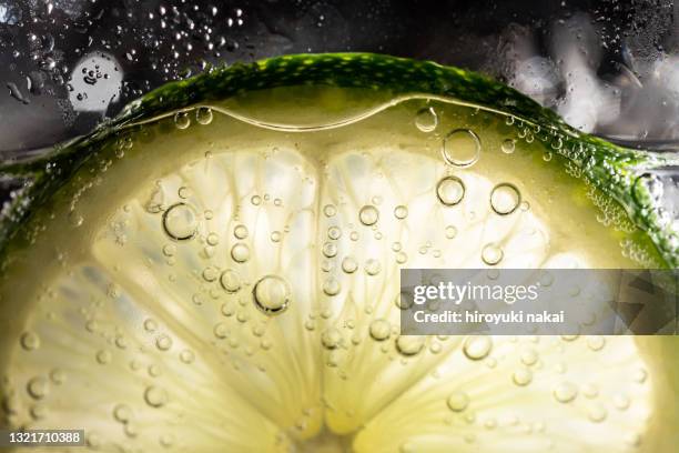 lime carbonated water - lemon soda stock-fotos und bilder