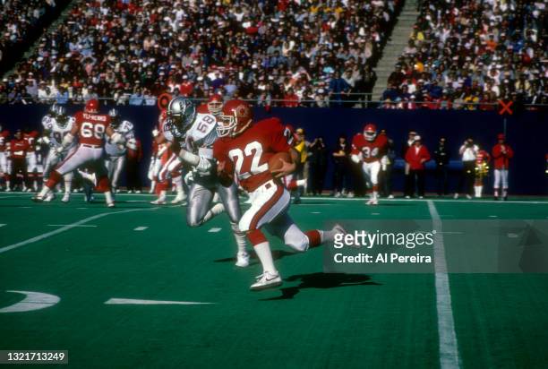 Quarterback Doug Flutie of the New Jersey Generals runs the ball in the game between the Los Angeles Express vs The New Jersey Generals of the United...