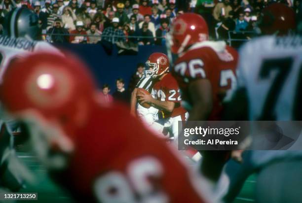 Quarterback Doug Flutie of the New Jersey Generals passes the ball in the game between the Los Angeles Express vs The New Jersey Generals of the...