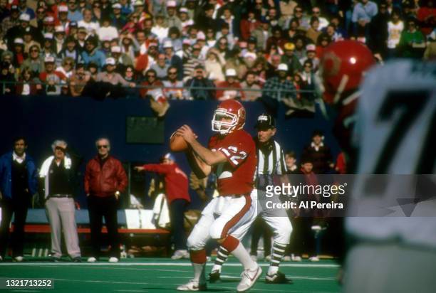 Quarterback Doug Flutie of the New Jersey Generals passes the ball in the game between the Los Angeles Express vs The New Jersey Generals of the...