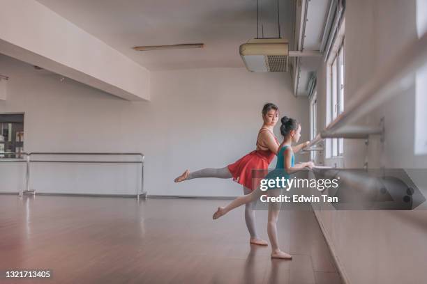 asiatische chinesische teenager-mädchen balletttänzerin ausbildung ihrer jungen mädchen studentin im studio - teen girls in tights stock-fotos und bilder