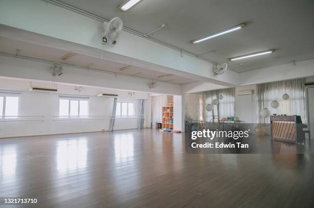 studio de danse vide avec parquet, fenêtre, barre - tube néon photos et images de collection