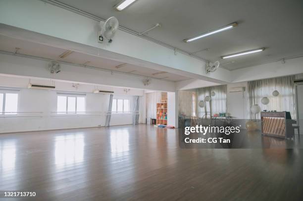 studio di danza vuoto con pavimenti in legno, finestra, barre - luce fluorescente foto e immagini stock