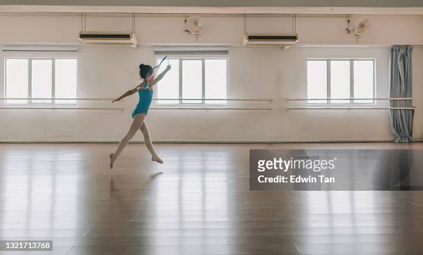 joven china asiática practicando gimnasia rítmica con cinta de colores en la escuela de gimnasia. escuela de ballet. - estudio de ballet fotografías e imágenes de stock