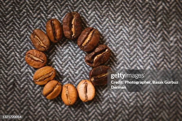 grades of coffee roasting, facing of coffee beans in different colors - 焙煎 ストックフォトと画像