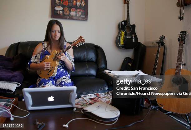 AJ Lee, 19 year old singer, mandolinist, fiddler and guitarist from...  Nachrichtenfoto - Getty Images