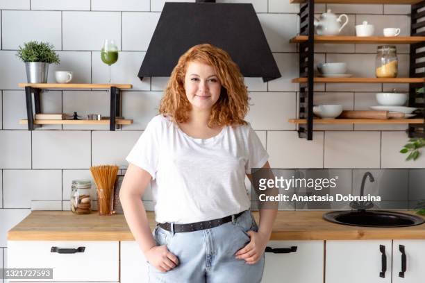 retrato de una hermosa mujer en la cocina - complexión gruesa fotografías e imágenes de stock